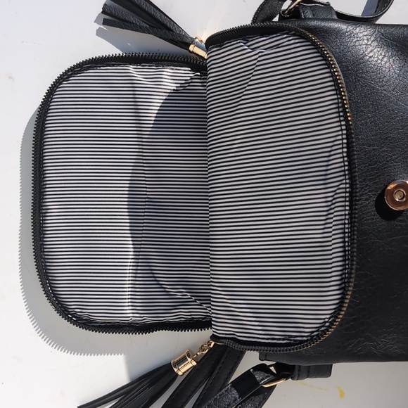 Black Leather Crossbody Bag Size 9+10 - Picture 7 of 9